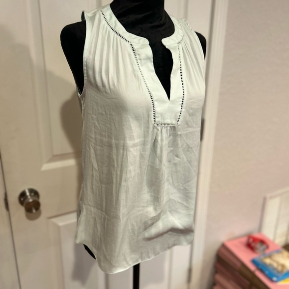 Loft Light Blue White Sleeveless Split Neck Blouse with Embroidered Trim Size SP - Picture 3 of 5